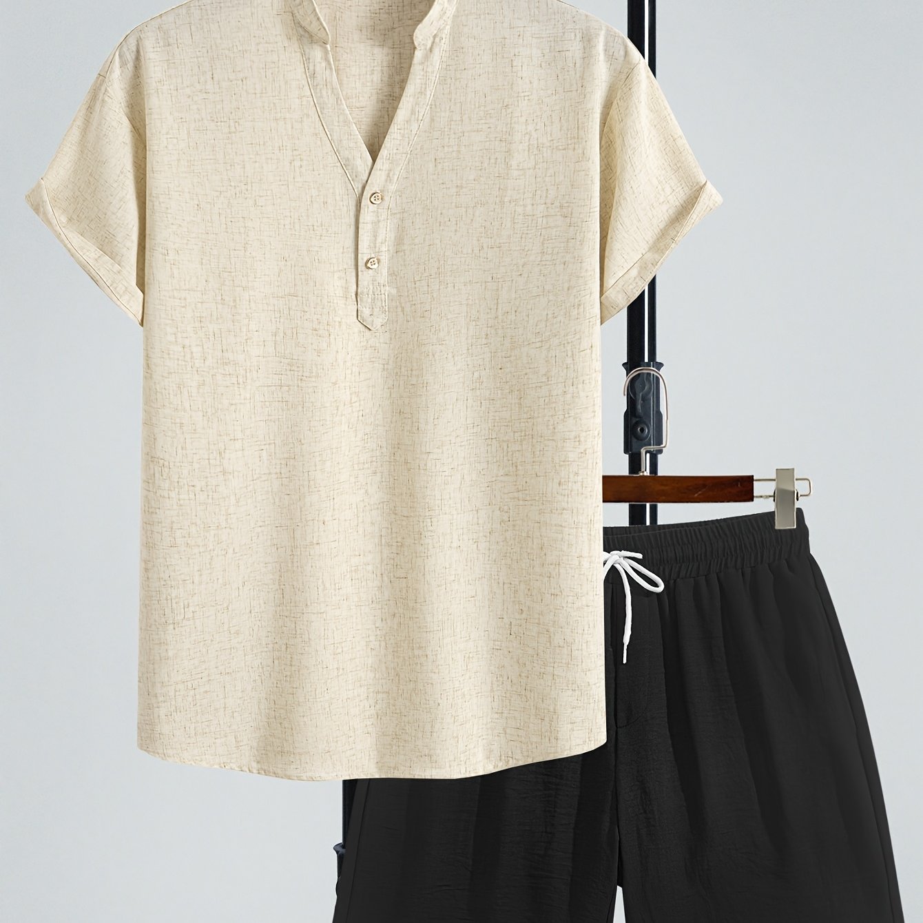 Herrset – Modern kortärmad Henley-tröja och avslappnade shorts – Perfekt för sommar och semester