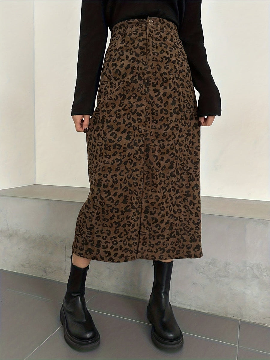 Dam ribbad midikjol med leopardmönster och slits framtill