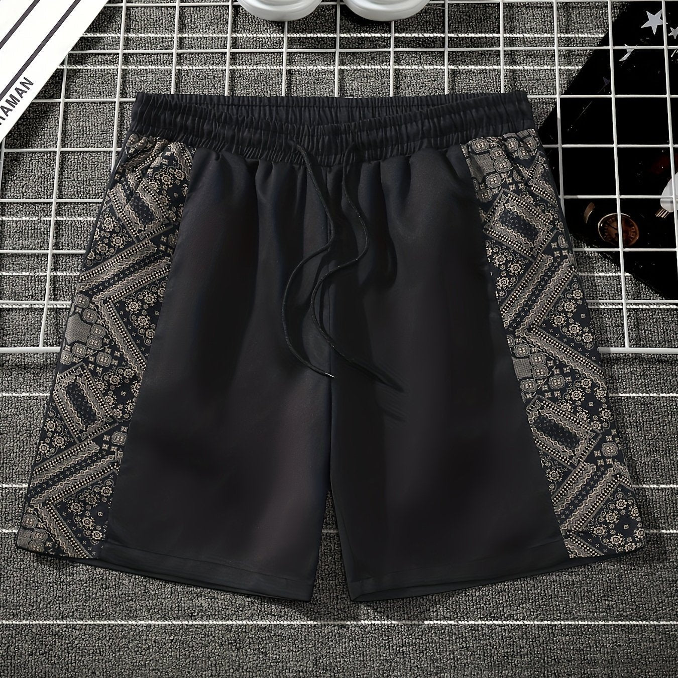 Herrshorts med grafiskt mönster och avslappnad streetwear-stil för vardagsbruk