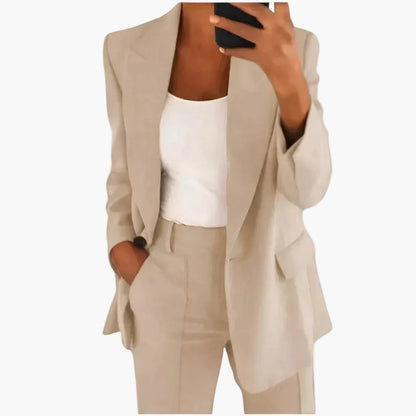 Damkostym med blazer och byxor – elegant och modern kontorsstil