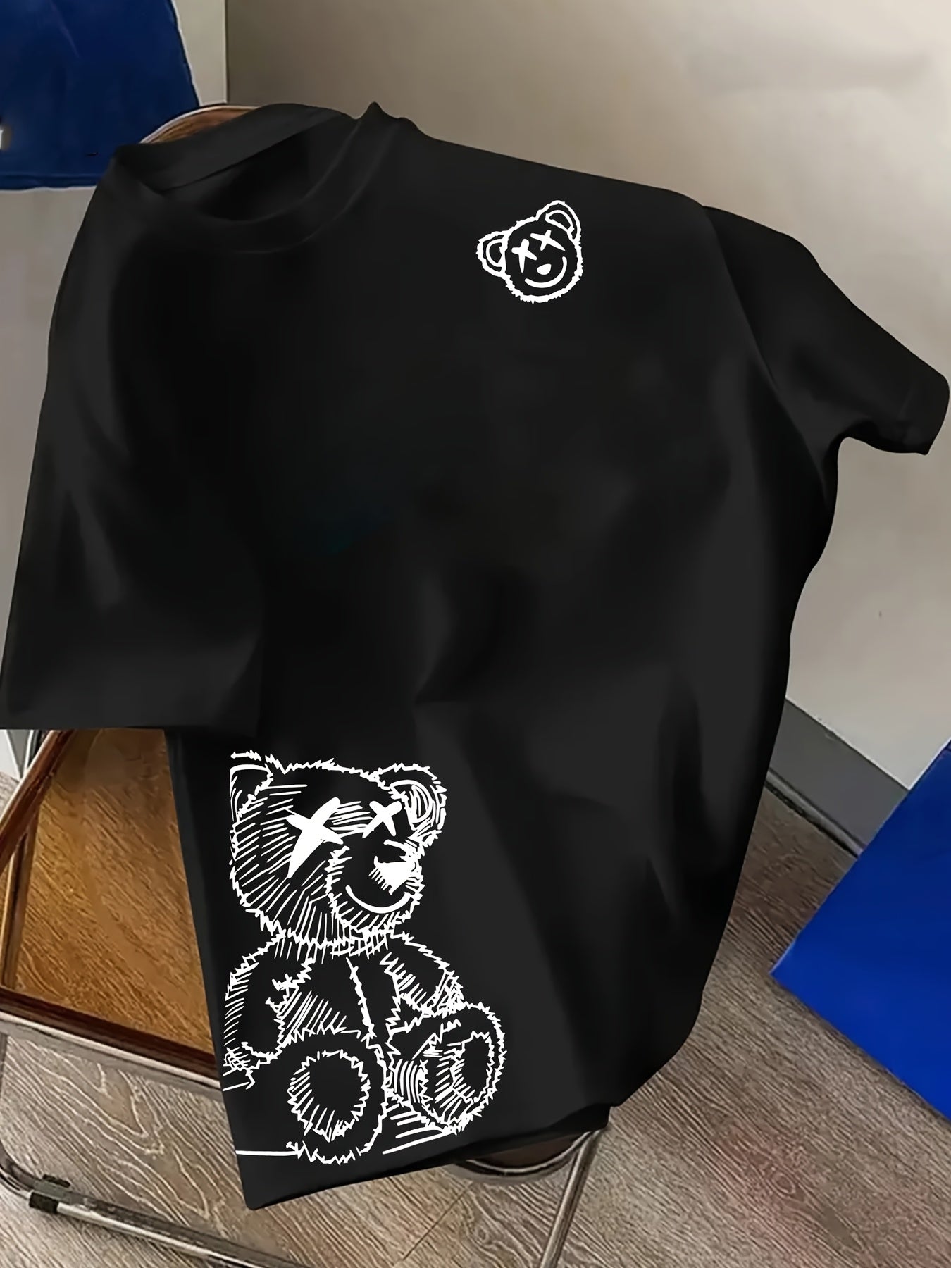 Herr T-shirt med konstnärligt björnmotiv – Trendigt streetwear för vardagsbruk