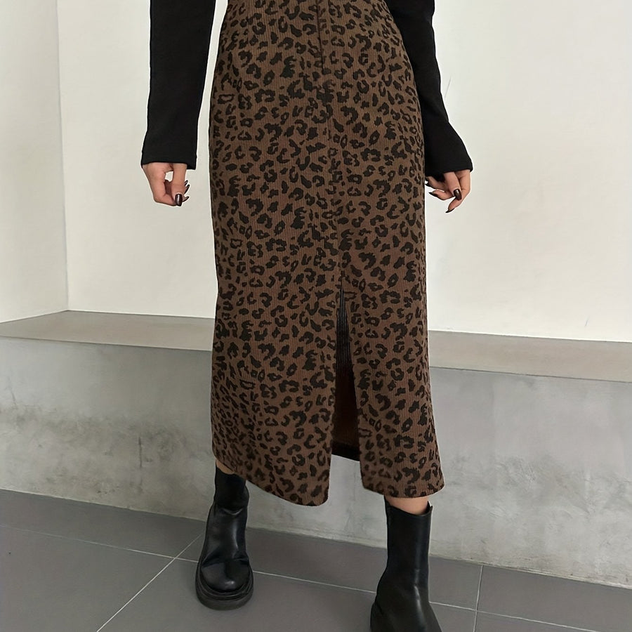 Dam ribbad midikjol med leopardmönster och slits framtill