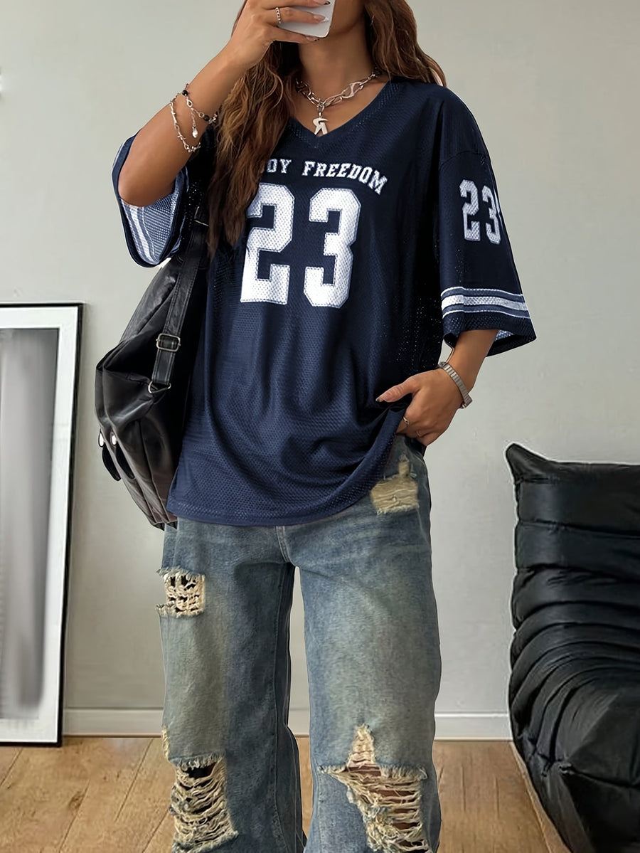 Dam Streetwear Oversized Tröja med Siffra 23 och Avslappnade Slitna Jeans – Trendigt Set för Vår och Sommar
