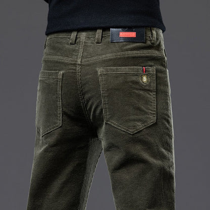 Smalpassade herrjeans med stretch för sommaren