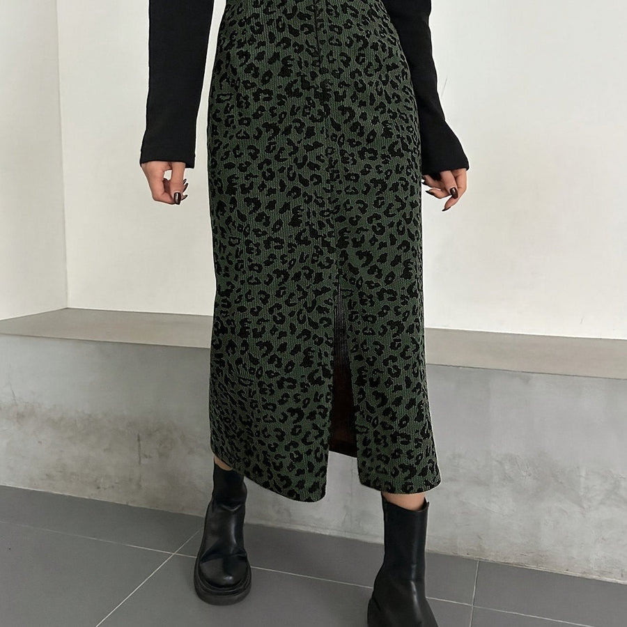 Dam ribbad midikjol med leopardmönster och slits framtill
