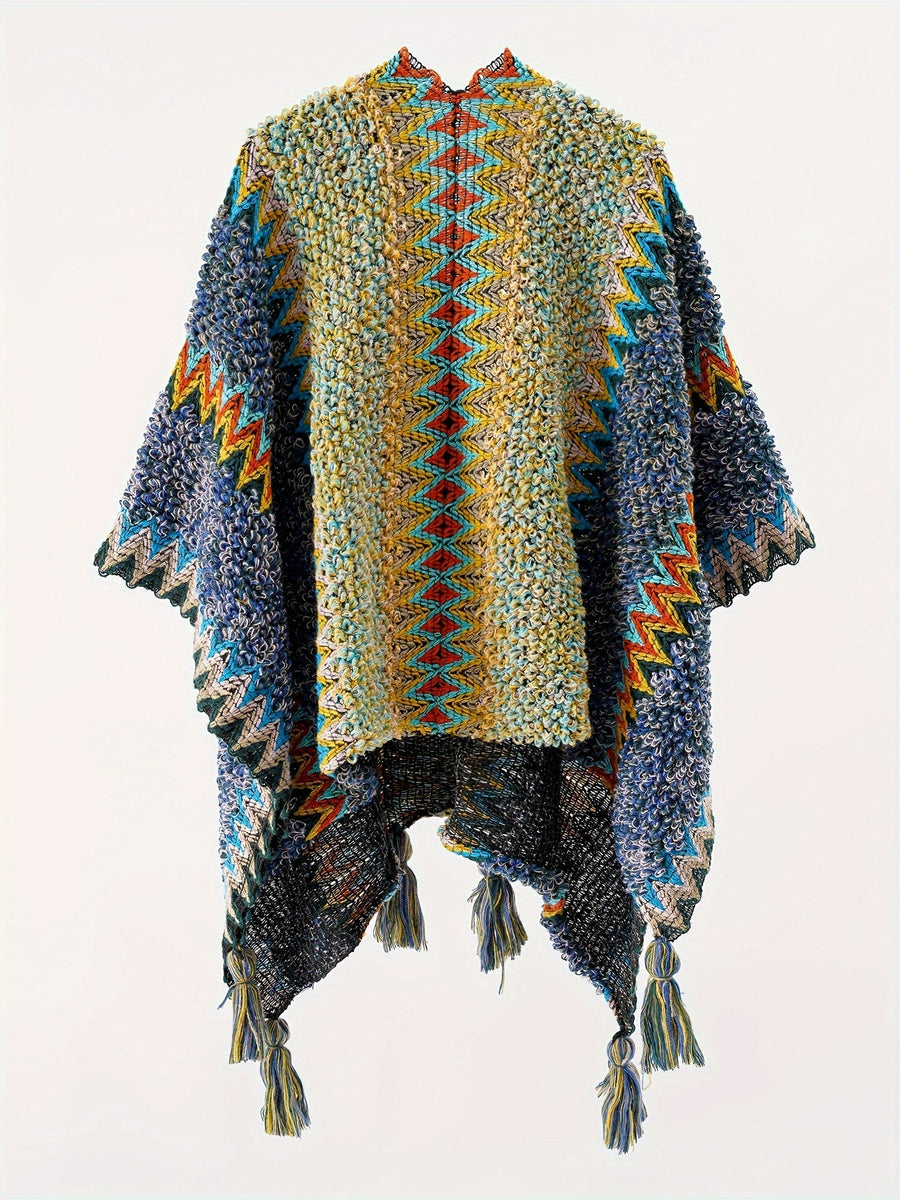 Mönstrad stickad poncho med fransar och hög krage, färgglad zig-zag