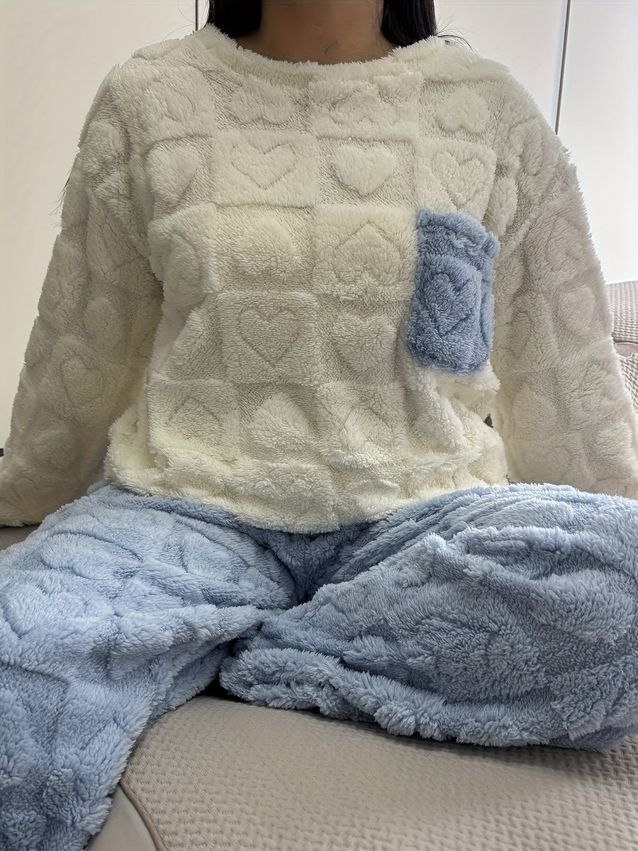 Mysig pyjamas med hjärtmönster och bröstficka i mjukt material