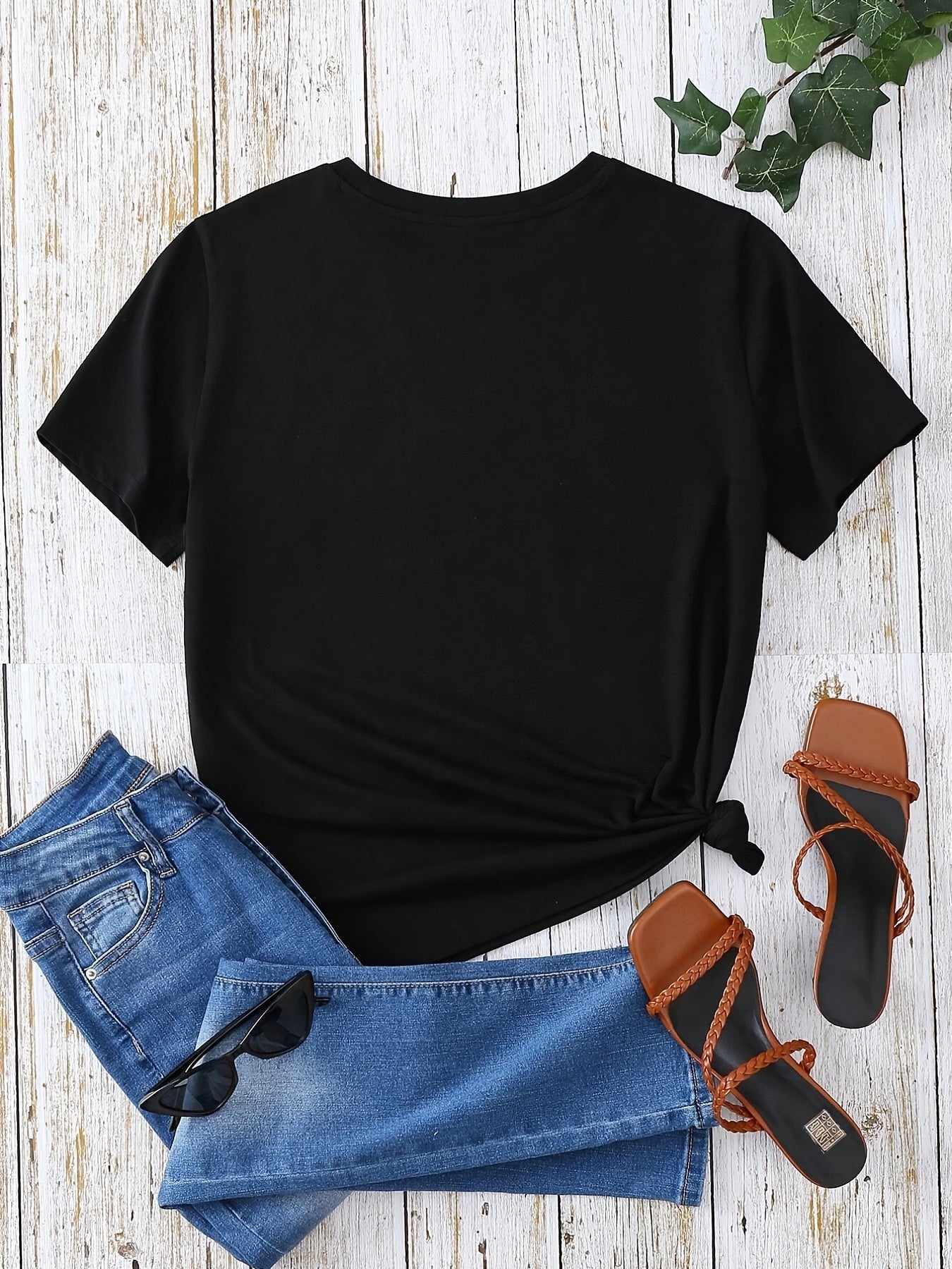 Dam T-shirt med blommigt och fjädertryck, avslappnad stil, perfekt för vardagsbruk