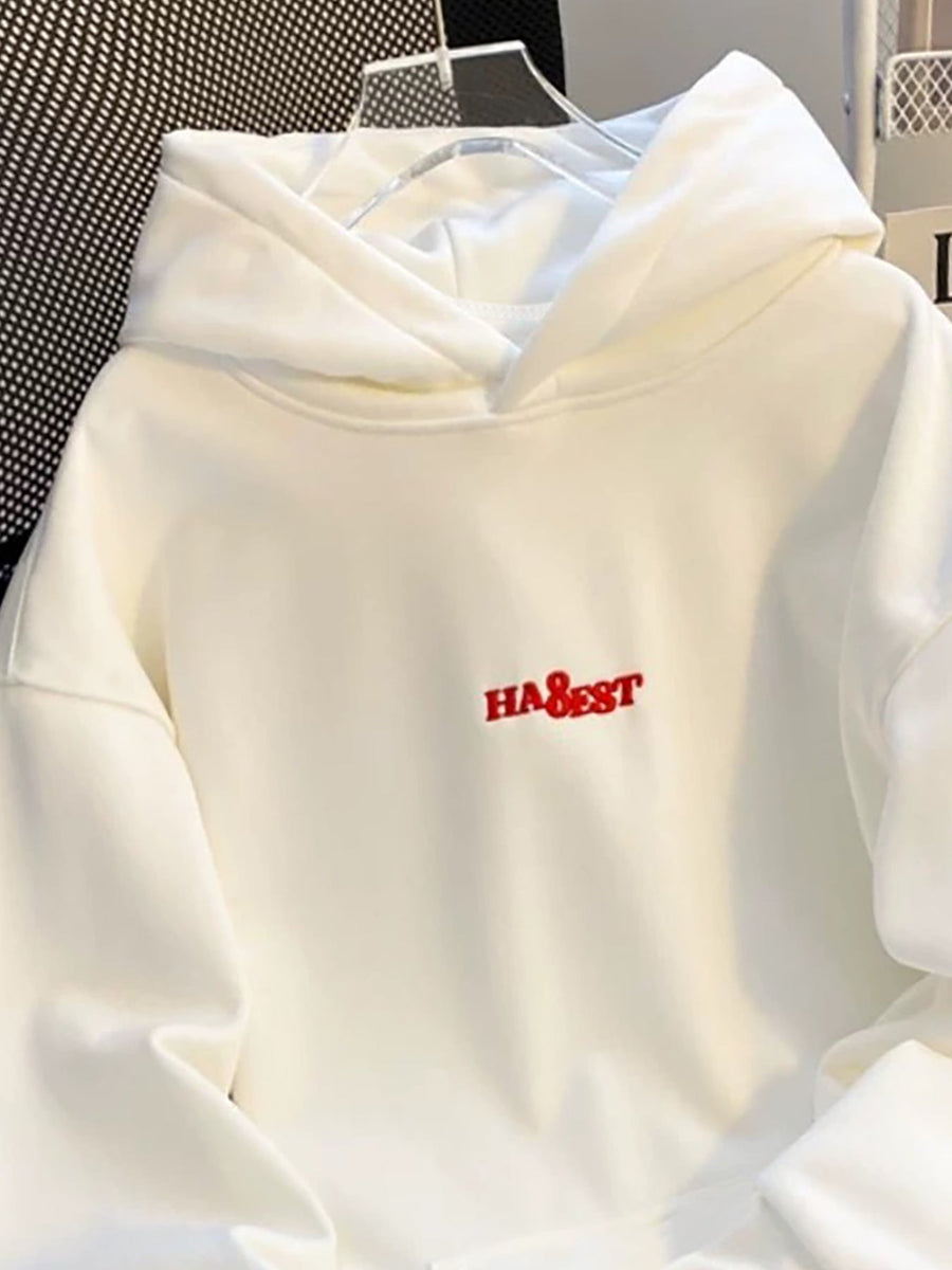 Vit hoodie med rött broderat tryck på rygg och ärm