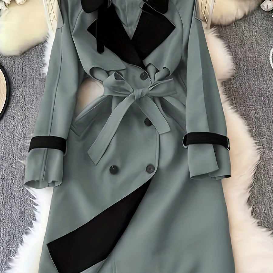 Dam Trenchcoat med Skärp, Kontrastfärgad Krage och Dubbelknäppning