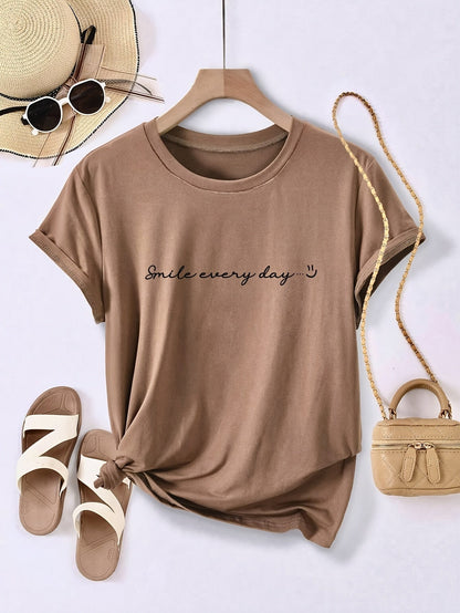 Dam T-shirt med tryck – Avslappnad och trendig vardagsstil med slogan "Smile every day"