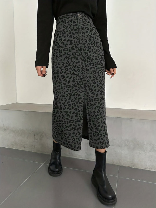 Dam ribbad midikjol med leopardmönster och slits framtill