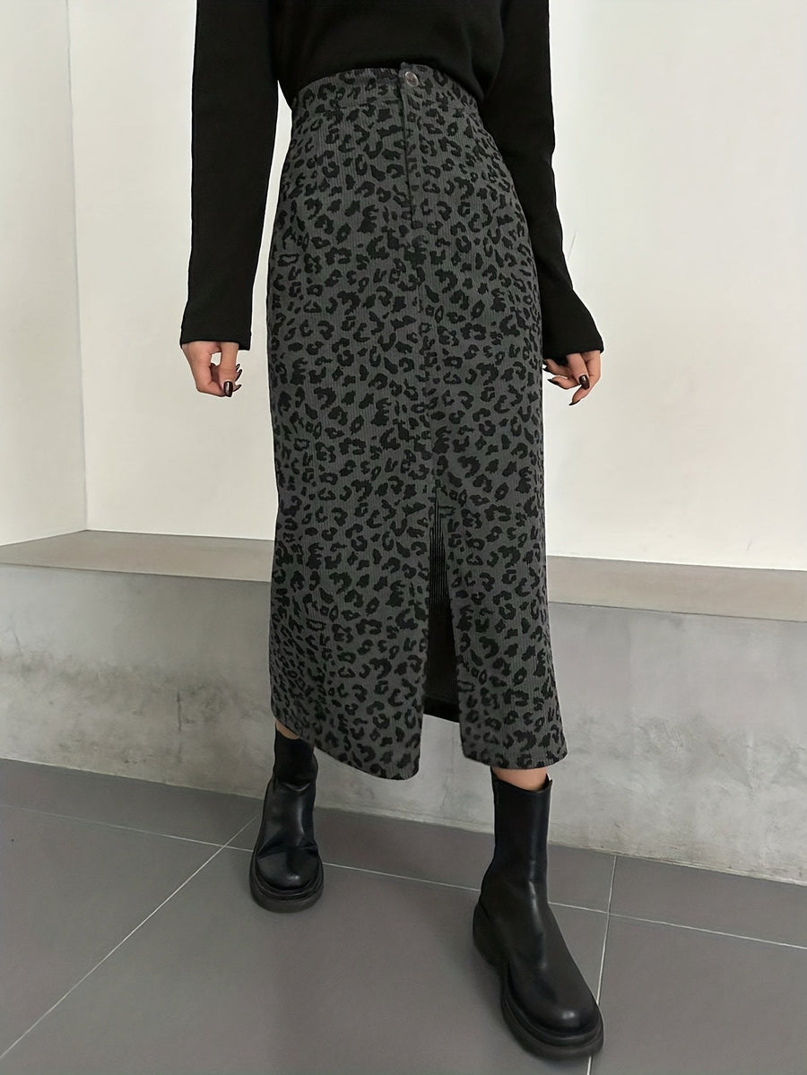 Dam ribbad midikjol med leopardmönster och slits framtill