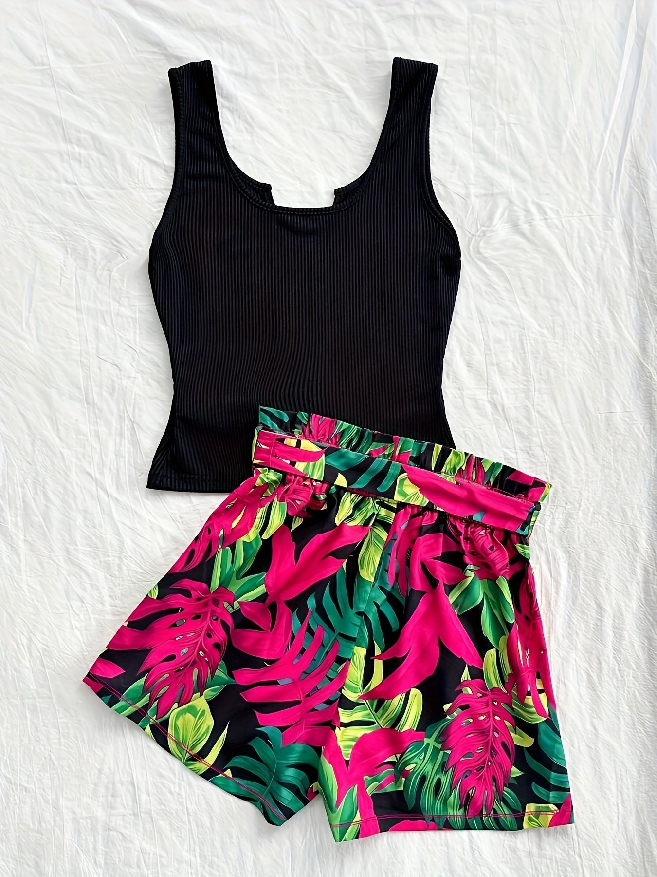 Damset med ribbad linne och tropiska shorts – semesterstil och sommaroutfit