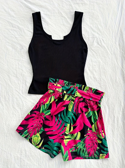 Damset med ribbad linne och tropiska shorts – semesterstil och sommaroutfit