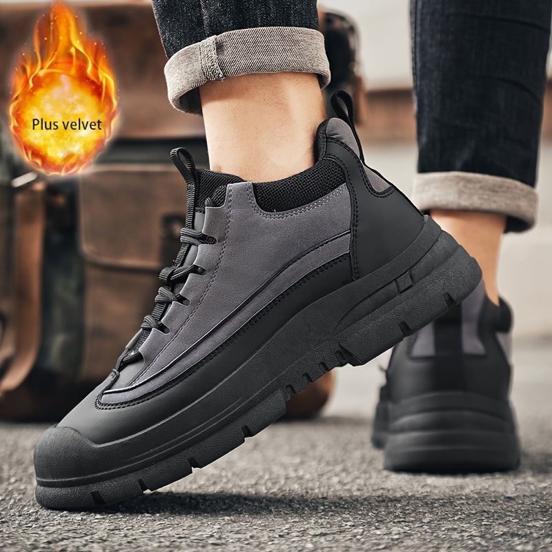 Herrsneakers i tvåfärgad design med tjock sula, snörning och förstärkt tåhätta