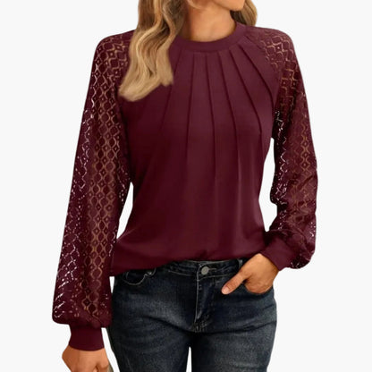 Dam Blus med Långärmade Spetsärmar och Elegant Veckad Front – Perfekt för Kväll och Kontor