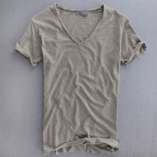 Herr T-shirt med V-ringning – Modern och avslappnad stil för vardagsbruk