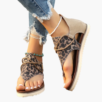 Damsandaler med leopardmönster – Bohemisk sommarsandal med låg klack och tårem