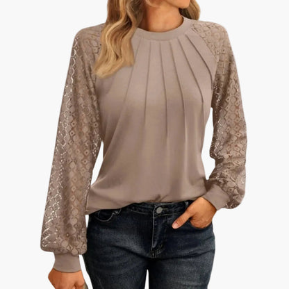 Dam Blus med Långärmade Spetsärmar och Elegant Veckad Front – Perfekt för Kväll och Kontor