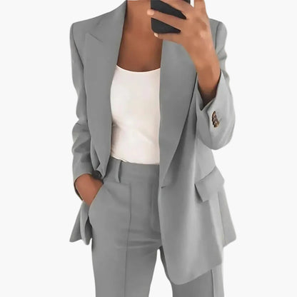 Damkostym med blazer och byxor – elegant och modern kontorsstil