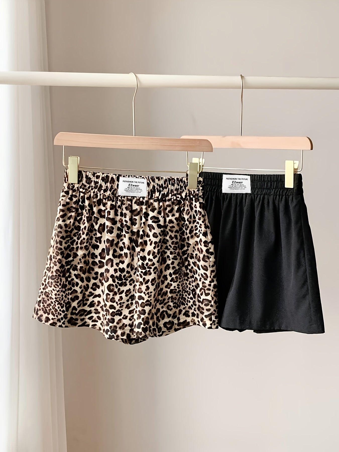 Damshorts med lös passform, leopardmönster och svarta – avslappnad sommarstil