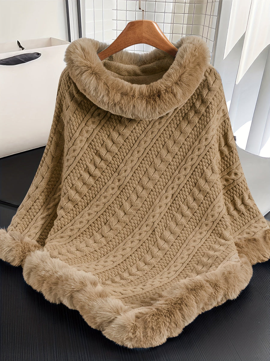 Kabelstickad poncho med fuskpälskant och polokrage