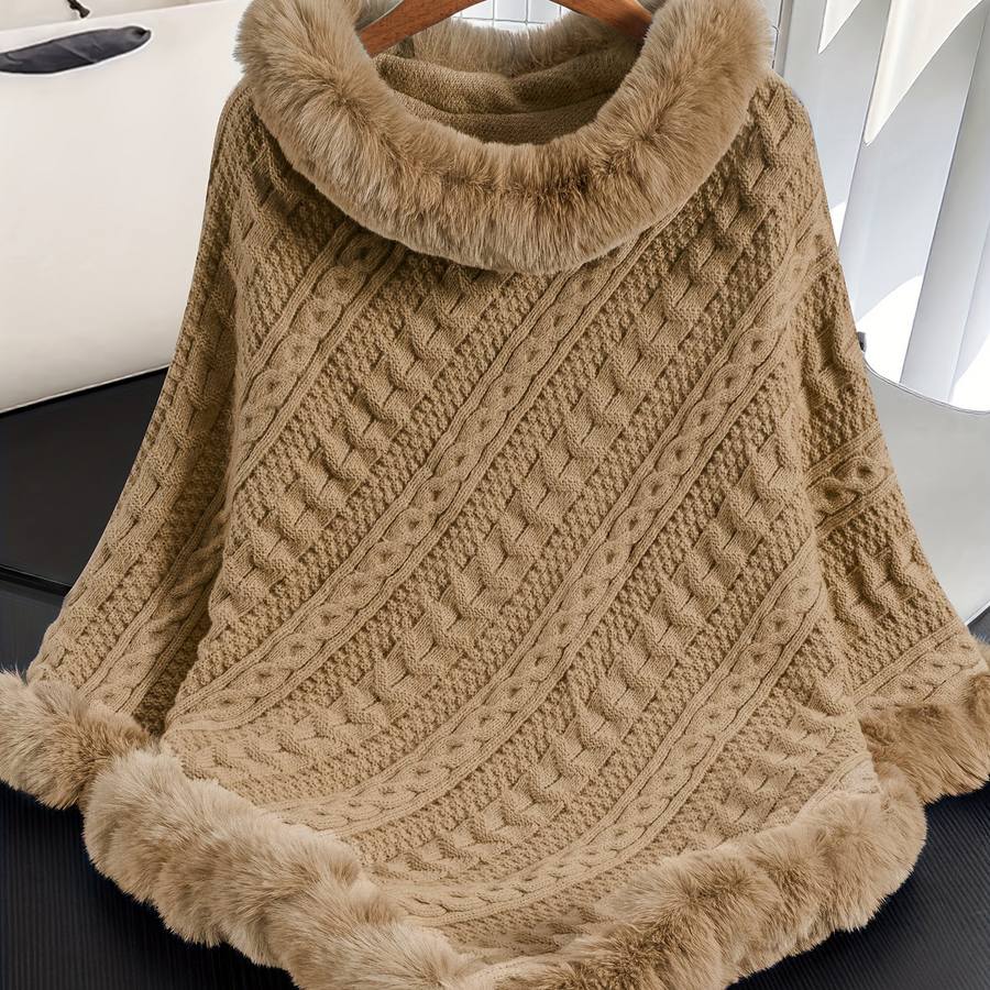 Kabelstickad poncho med fuskpälskant och polokrage