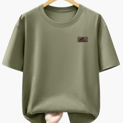Herr T-shirt med minimalistisk bergslogga – Avslappnad och trendig vardagsstil