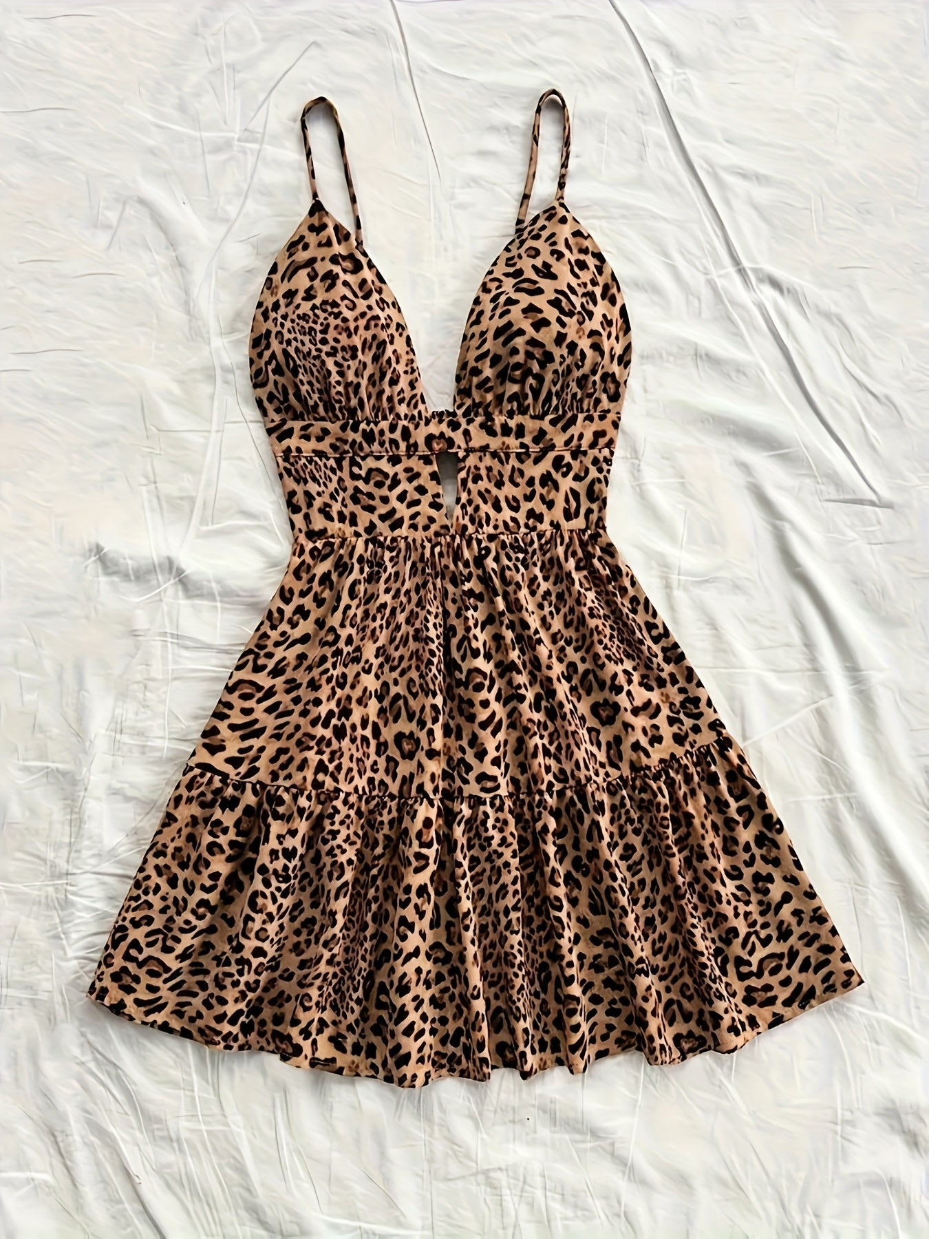 Damklänning med leopardmönster, sommarklänning med volanger och djup urringning, perfekt för semester och strand