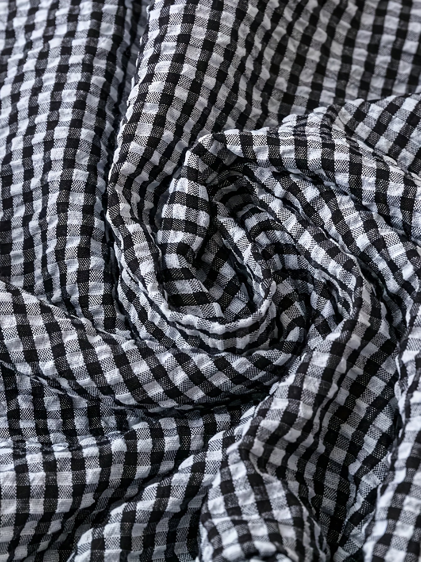 Damklänning utan ärm med rutigt mönster och volangkant – vardagsstil och sommarlook