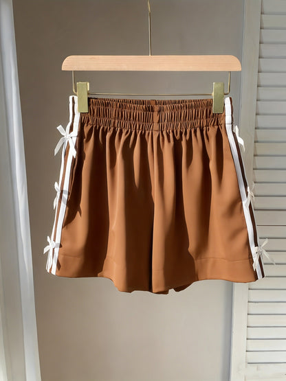 Damshorts med sportig design och dekorativa rosetter – Perfekt för sommar och semester