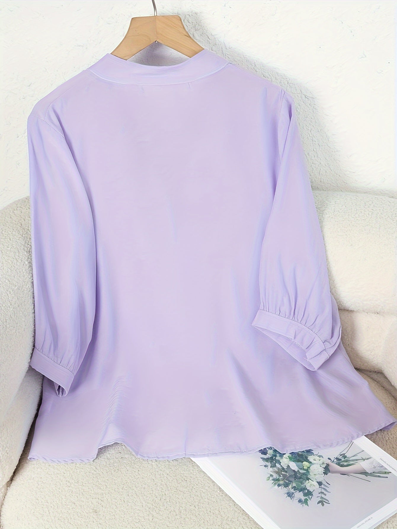 Dam Elegant Blus med Broderade Blommor och Ståkrage – Perfekt för Sommar och Arbete