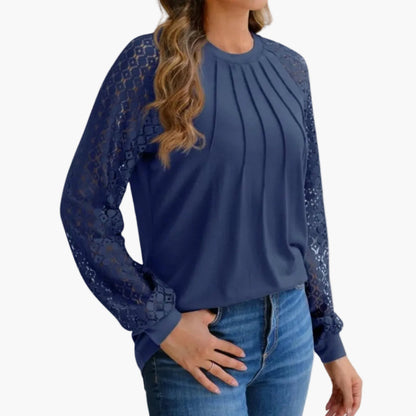 Dam Blus med Långärmade Spetsärmar och Elegant Veckad Front – Perfekt för Kväll och Kontor