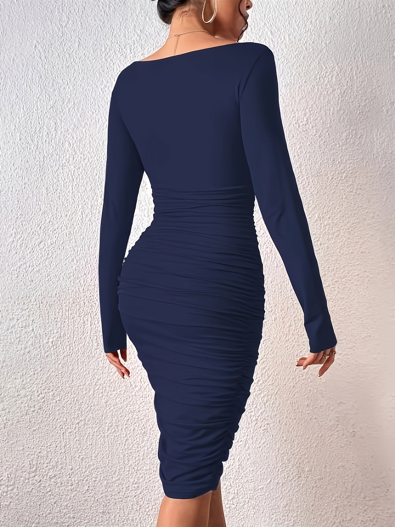 Dam Bodycon Klänning med V-ringning och Långa Ärmar – Elegant Fest- och Kvällslook