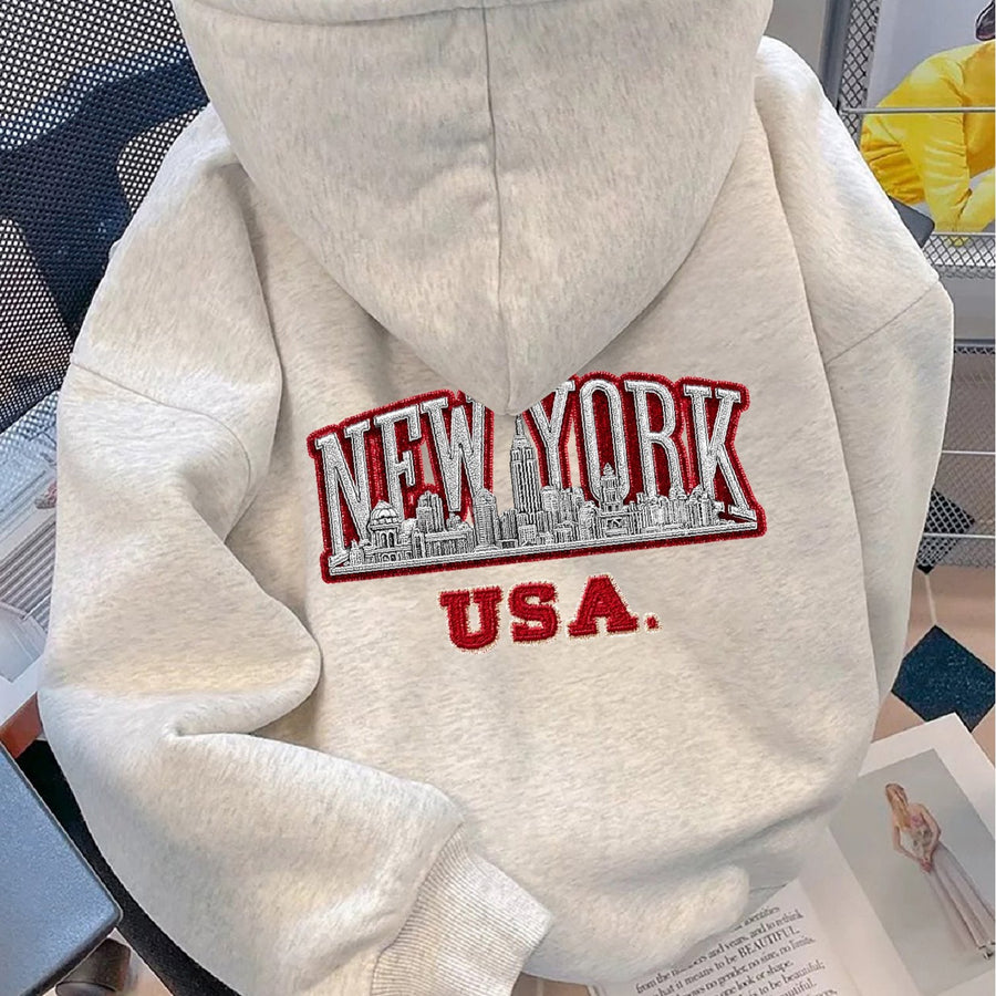 Ljusgrå hoodie med huva och "New York USA" brodyr baktill