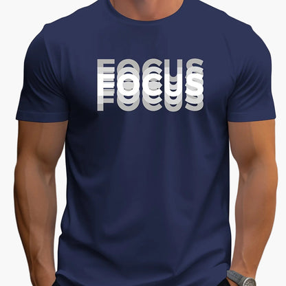 Herr T-shirt med modern textdesign och motiverande budskap – FOCUS, avslappnad stil för vardagsbruk