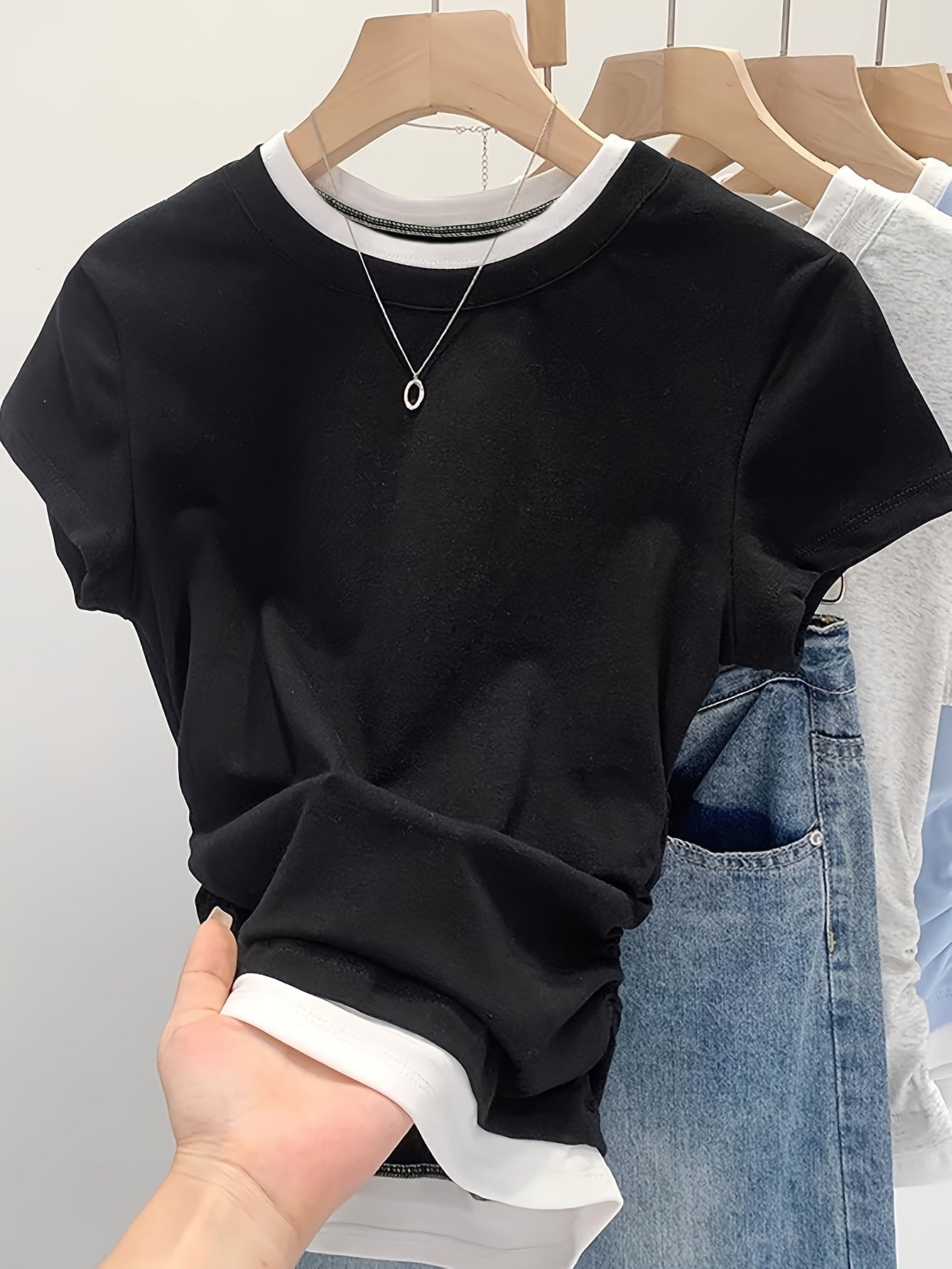 Dam T-shirt med modern lager-på-lager-look och avslappnad passform – Perfekt för vardag och fritid