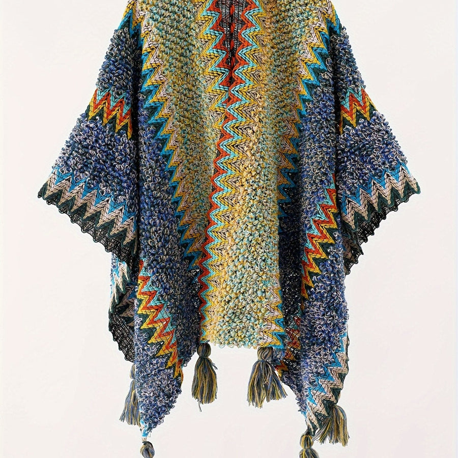 Mönstrad stickad poncho med fransar och hög krage, färgglad zig-zag