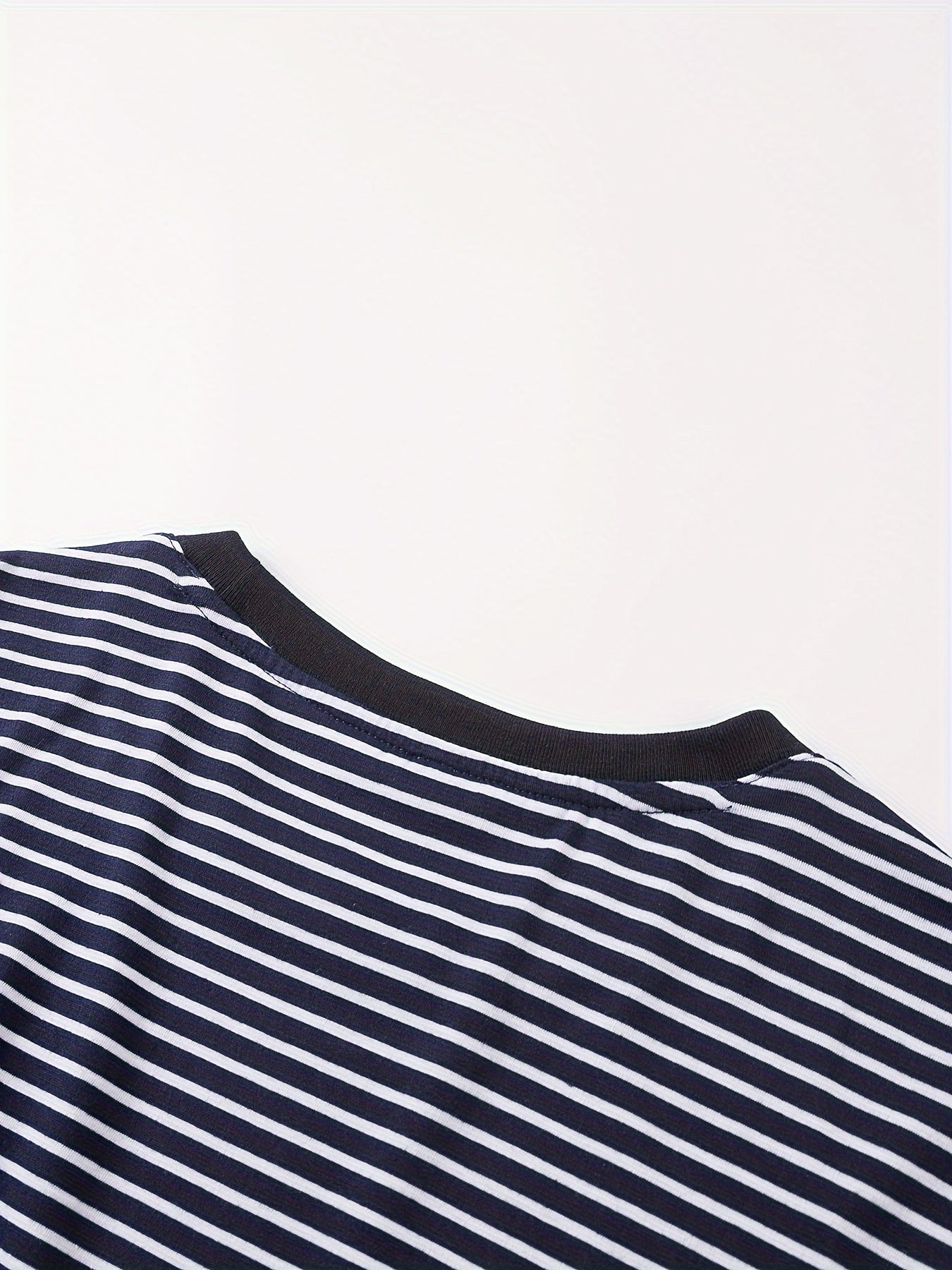 Herr T-shirt med horisontella ränder – Stilren och mångsidig vardagsstil