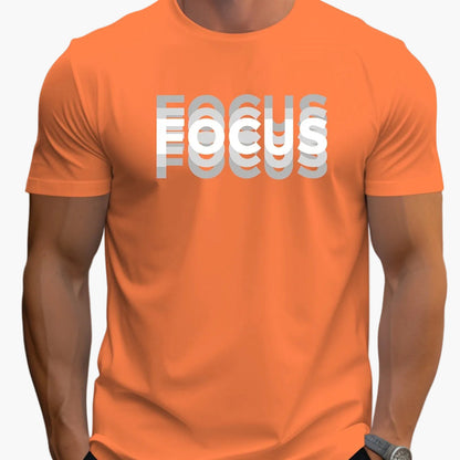 Herr T-shirt med modern textdesign och motiverande budskap – FOCUS, avslappnad stil för vardagsbruk