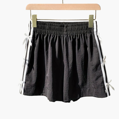 Damshorts med sportig design och dekorativa rosetter – Perfekt för sommar och semester