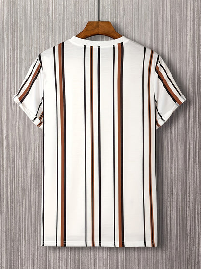 Herr T-shirt med vertikala ränder och modern skriftsdetalj – Avslappnad och trendig vardagsstil