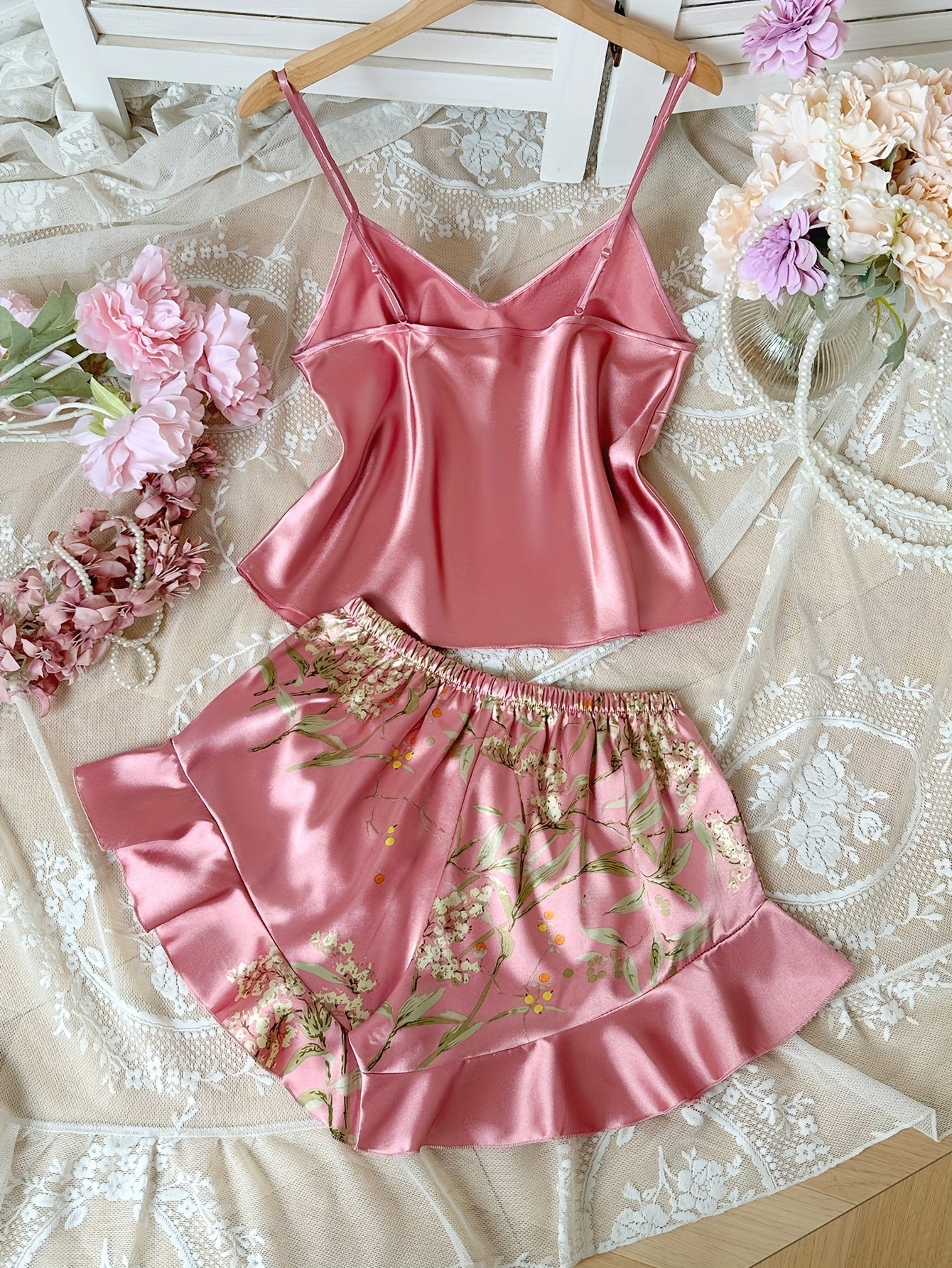 Damernas Satinpyjamas Set med Spetsdetaljer och Blommigt Mönster – Elegant Sommar Nattklädsel