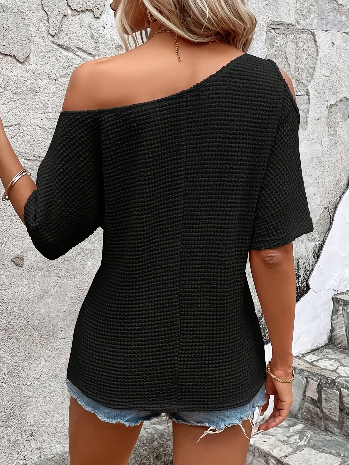 Dam Off-Shoulder Stickad Topp – Trendig Sommarstil för Avslappnad och Elegant Look