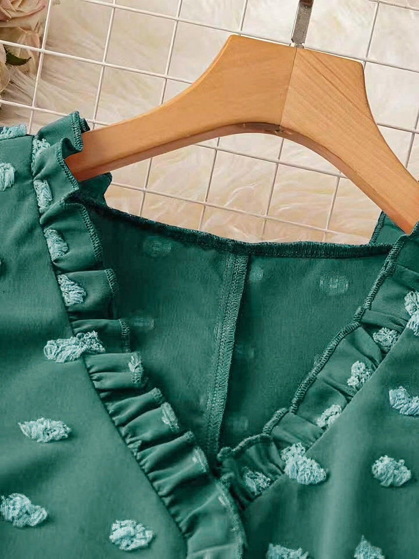 Dam Elegant Blus med Volangdetaljer och V-ringning för Vardagsbruk