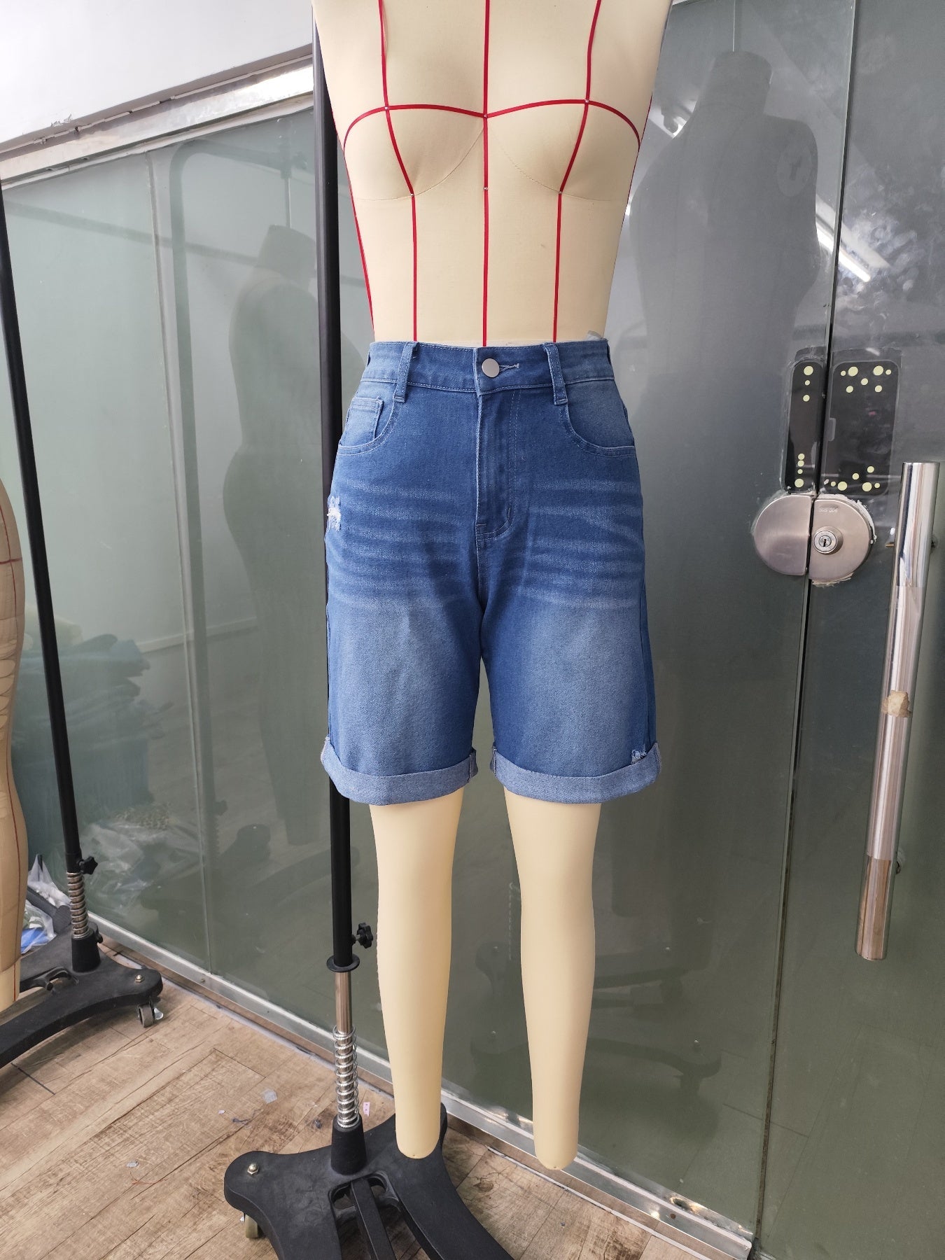 Damers avslappnade cykelshorts i denim med hög midja – sommarstil för vardagsbruk