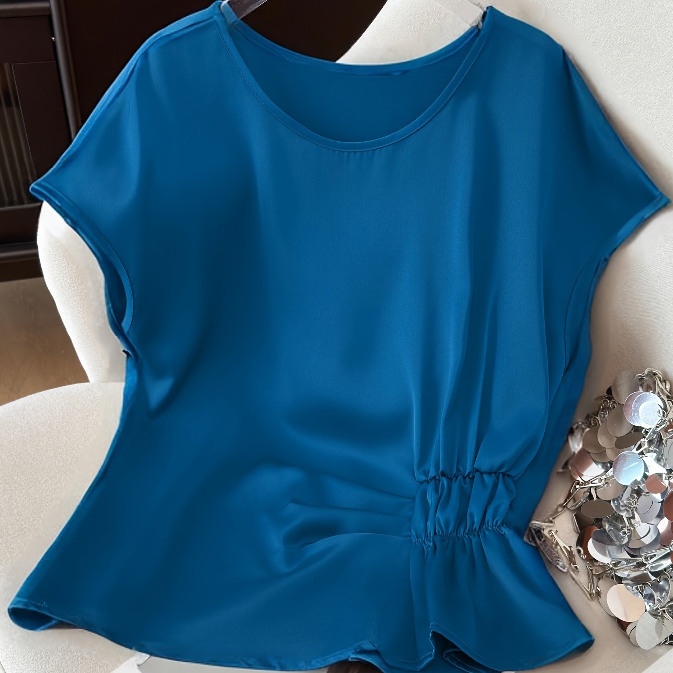 Dam Blus med Asymmetrisk Rynkning och Modern Siluett – Elegant Topp för Vardag och Fest
