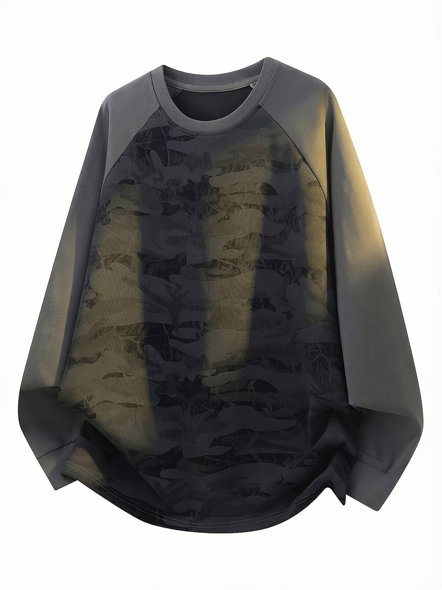 Långärmad t-shirt med kamouflagemönster och raglanärm