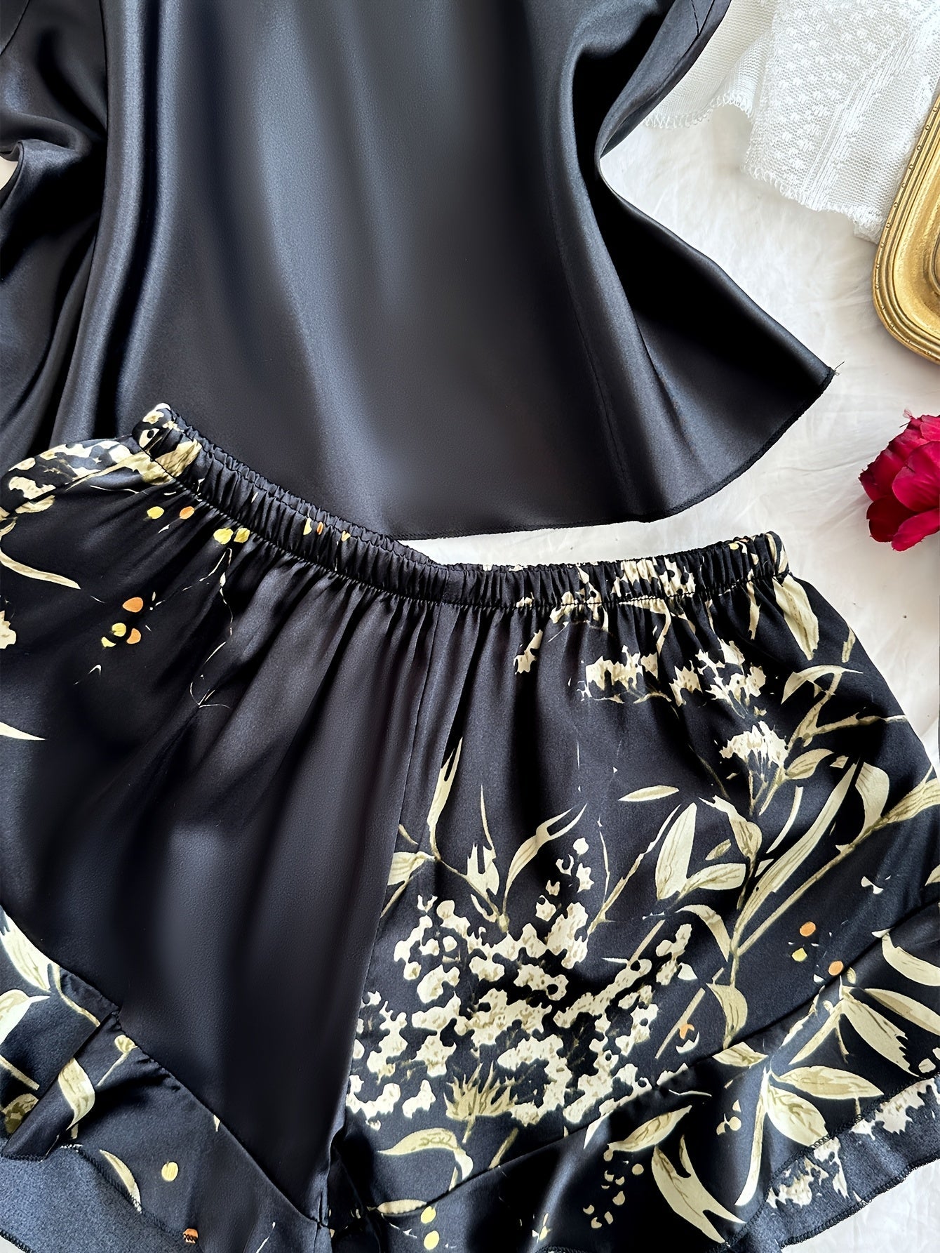 Damernas Satinpyjamas Set med Spetsdetaljer och Blommigt Mönster – Elegant Sommar Nattklädsel
